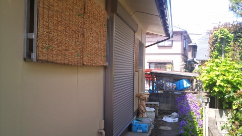 【熊谷小島店】熊谷市の北面キッチンの掃き出し窓に後付け防犯シャッターの施工
